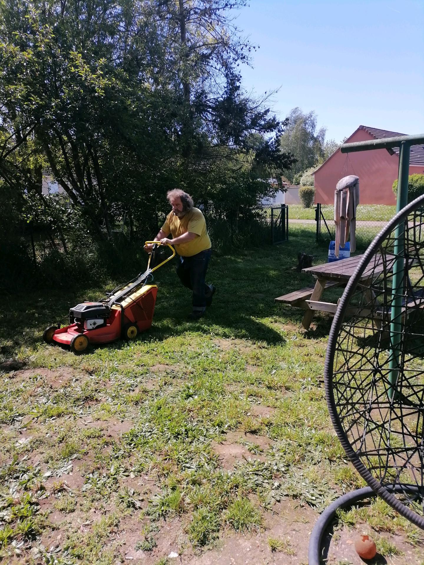 Thierry en pleine tonte a st michel de chavaignes 2